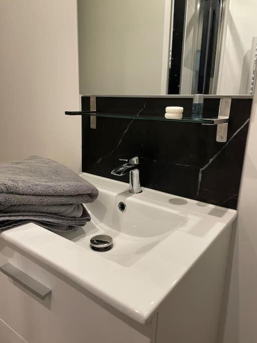 Appartement neuf et chaleureux dans Leers centre Extérieur photo